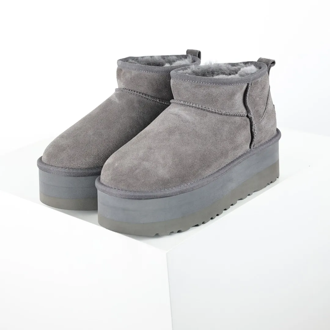 Pick up locally 💰560 Core recommendation good price It is a very suitable choice for home furnishings. In the new year, uug launched a series of styles, which are partial to the preferences of young consumers and have also moved to the forefront of fashion trends. Shoe body material: water-repellent coated suede upper, 17 mm UGGPURE™ implantable wool insole, lightweight non-slip and comfortable rubber outsole, with brand LOGO and trademark, with full packaging Size: 35 36 37 38 39 40
